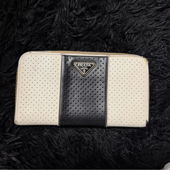 Prada wallet - Picture 1 of 4